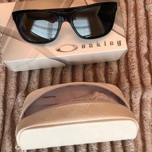 Woman’s Forehand Oakley Sunglasses